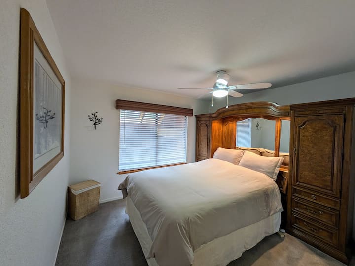 واحد من سريرين بحجم كبير. 