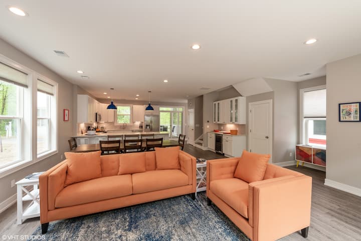 Stunning 6 Bed New Construction Home - Sleeps 18! - Michigan City, IN