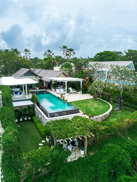 Luxury Cliffside Villa: Ocean, Pool & Garden