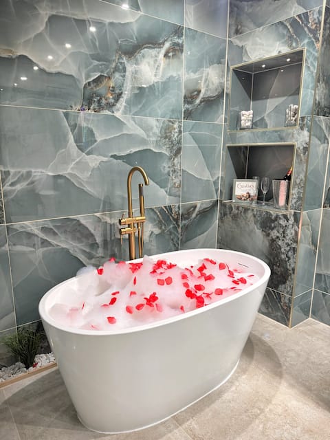 Shrew Lodge- Hot Tub - Feature Bathroom