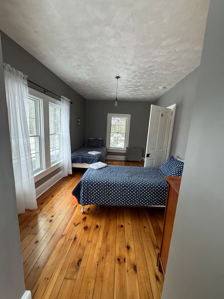 Dva jednokrevetna kreveta za djecu 