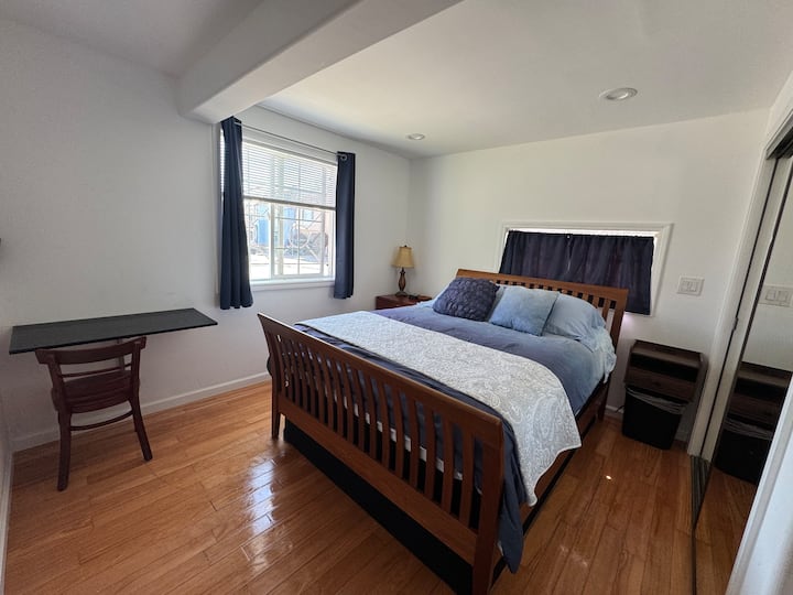 Spálne majú pohodlnú manželskú posteľ Queen pre dobrý nočný odpočinok.  Každá spálňa má rozkladaciu pracovnú stanicu s vysokorýchlostným optickým Wi-Fi pripojením na internet na prácu na diaľku.