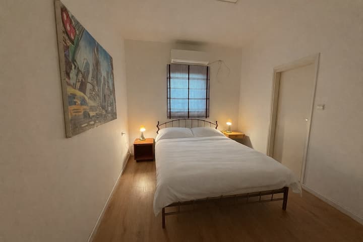 მე-2 საძინებელი შესასვლელი კარადით. ახლახან გავაკეთეთ ახალი რომაული ფარდა‑ჟალუზები