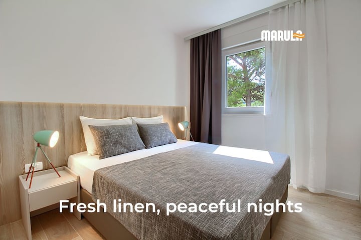 Dormitorio principal con cama doble elegante y cómodo, incluida la ropa de cama