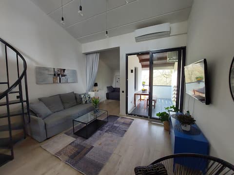 Successful Airbnb property: Gallery LUX Loft: 75 m2, 2 Baths, 2 Mins to Sea in Červar Porat