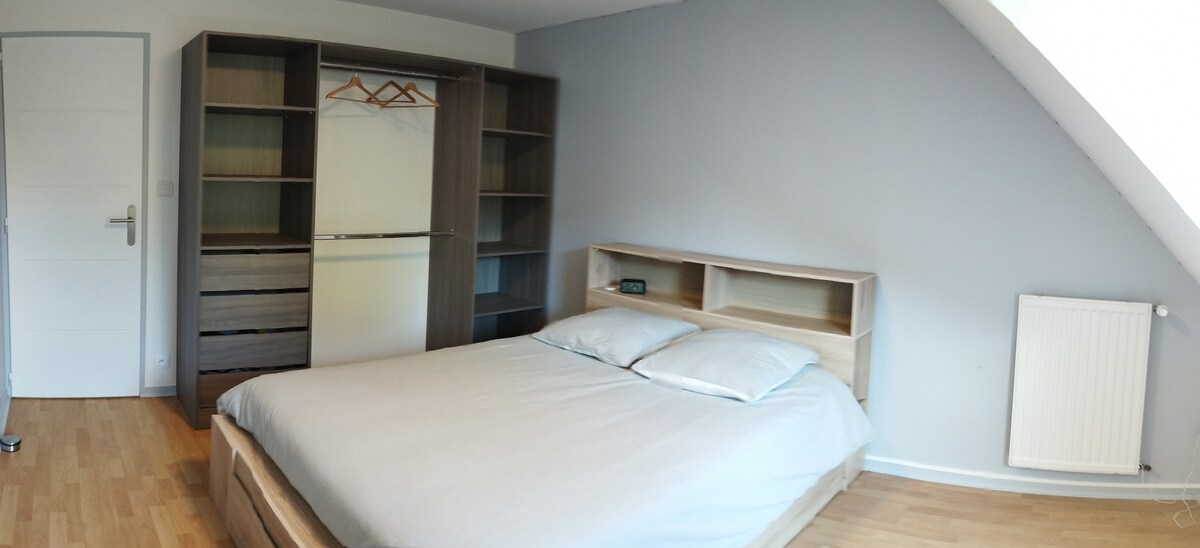 卧室配有双人床（140 x 190）、衣柜和办公桌。