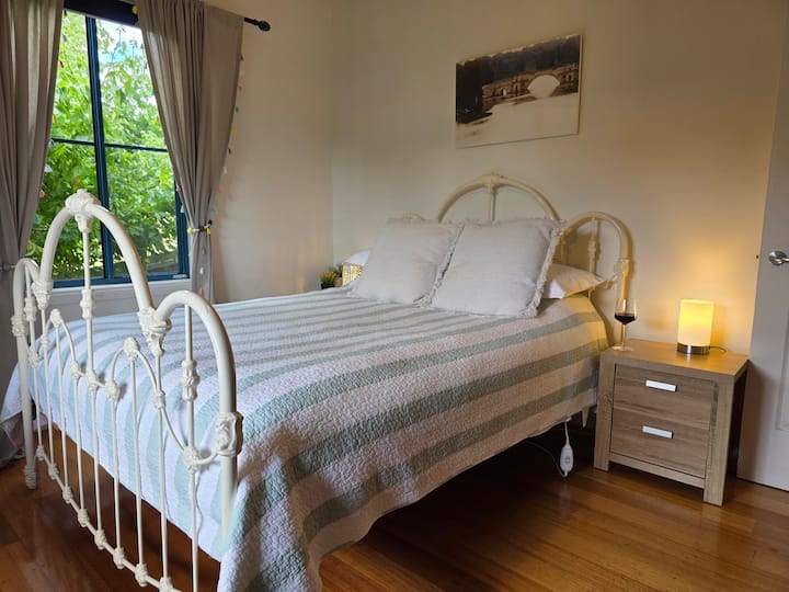 A comfortable queen bed and a generous wardrobe to hang your clothes, offering space to settle in and feel at home.