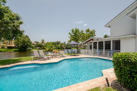 LakeFront - Home Near Casino w private pool
