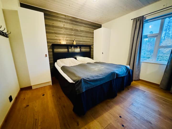 Amplio dormitorio con cama tamaño king y dos armarios