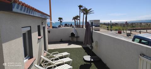 Villa facing the sea, exceptional location.