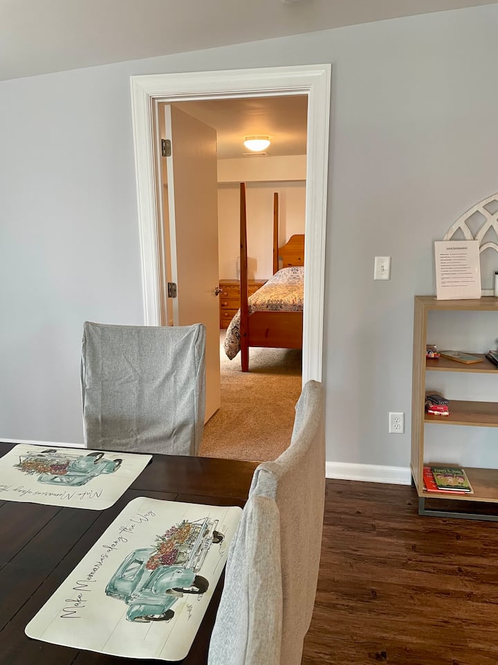 Dhomë gjumi në katin e parë me banjë të plotë