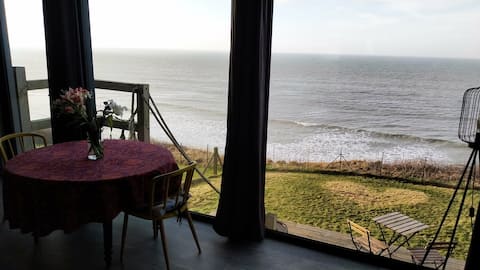 The unexpected facing the sea