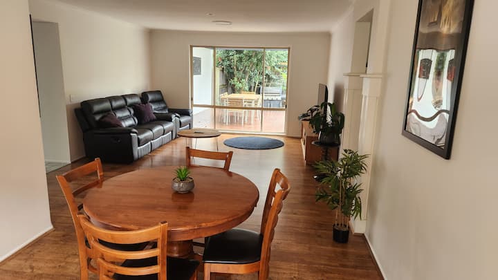 Renovated, Large Open Plan House With Pool - Campbelltown