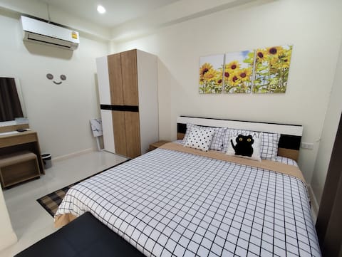 New APT in the city, 15 mins to historical park