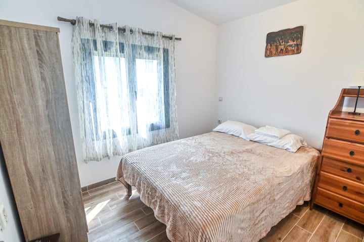 Димензии на креветот 1,4 м x 2,0 м. Клима-уред.