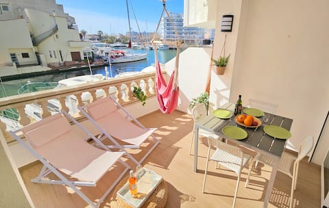 Successful Airbnb property: Waterfront, 2 terraces, right in the center in Castelló D'empúries
