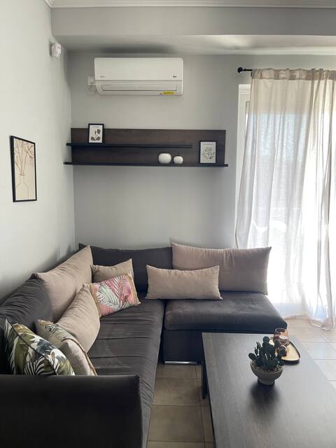 Popular Airbnb listing: 7th Heaven Elevated portview retreat n'city vibes. in ΠΕΙΡΑΙΑΣ