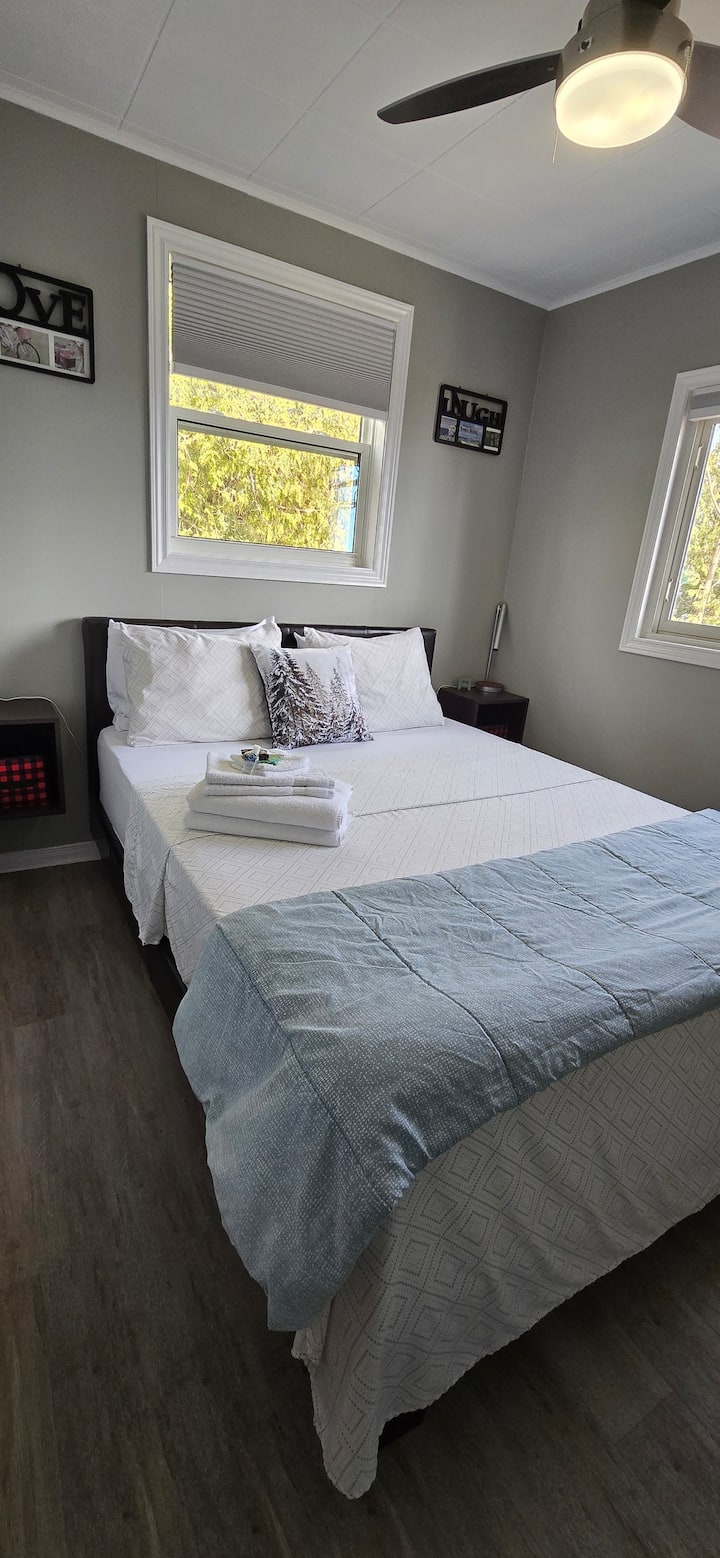 Recámara con cama queen y vista al lago