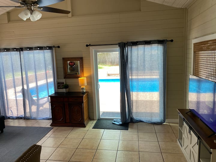 ادخل إلى غرفة التشمس المؤدية إلى حمام السباحة المتلألئ! 