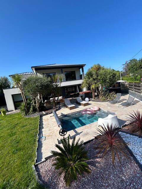 Large villa with jaccuzi ,swimming pool Close to everything