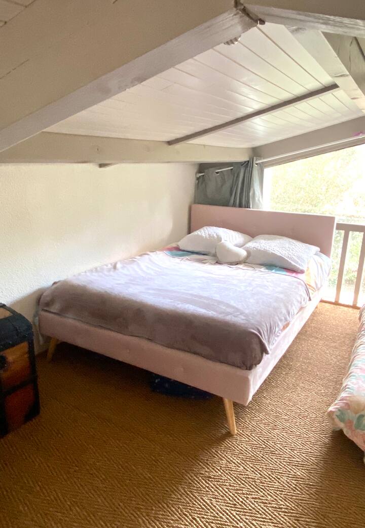 Kitanda 140 kwenye mezzanine (kinaweza kufikiwa kupitia ngazi). 
Uwezekano wa kitanda kimoja kwa mtoto sentimita 90, kwa ombi.