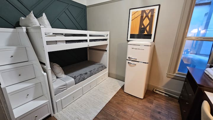 Ya sea que esté en la ciudad para un viaje de negocios rápido, una escapada de fin de semana o una estadía más prolongada, disfrute de esta habitación urbana cuidadosamente diseñada, que cuenta con una pared geométrica con paneles oscuros y techos altos, y en la que pueden dormir cómodamente 2 personas.