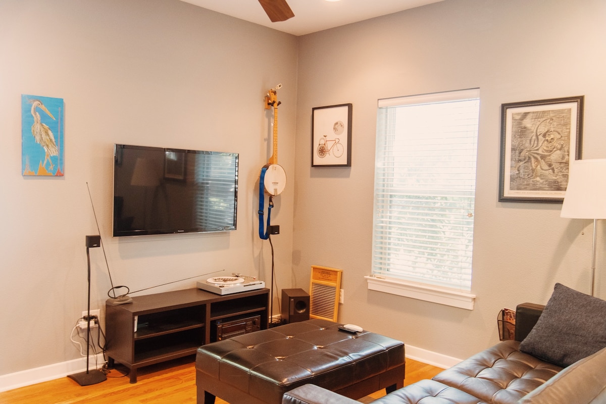Private garage apt in the heart of East Austin!