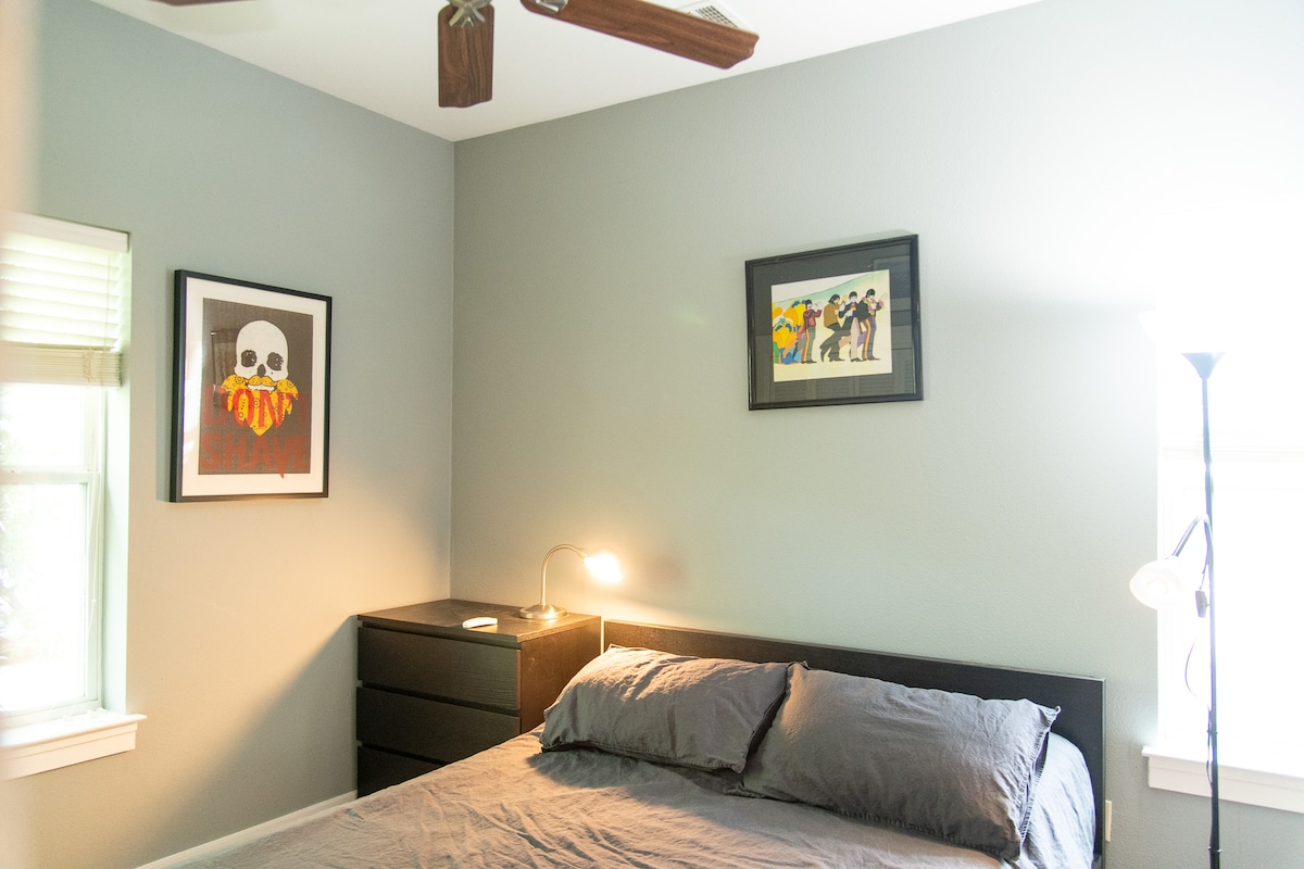 Private garage apt in the heart of East Austin!