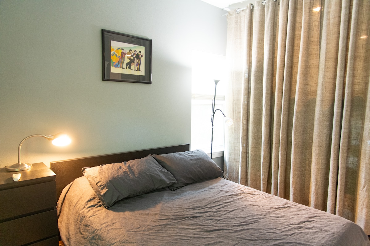 Private garage apt in the heart of East Austin!