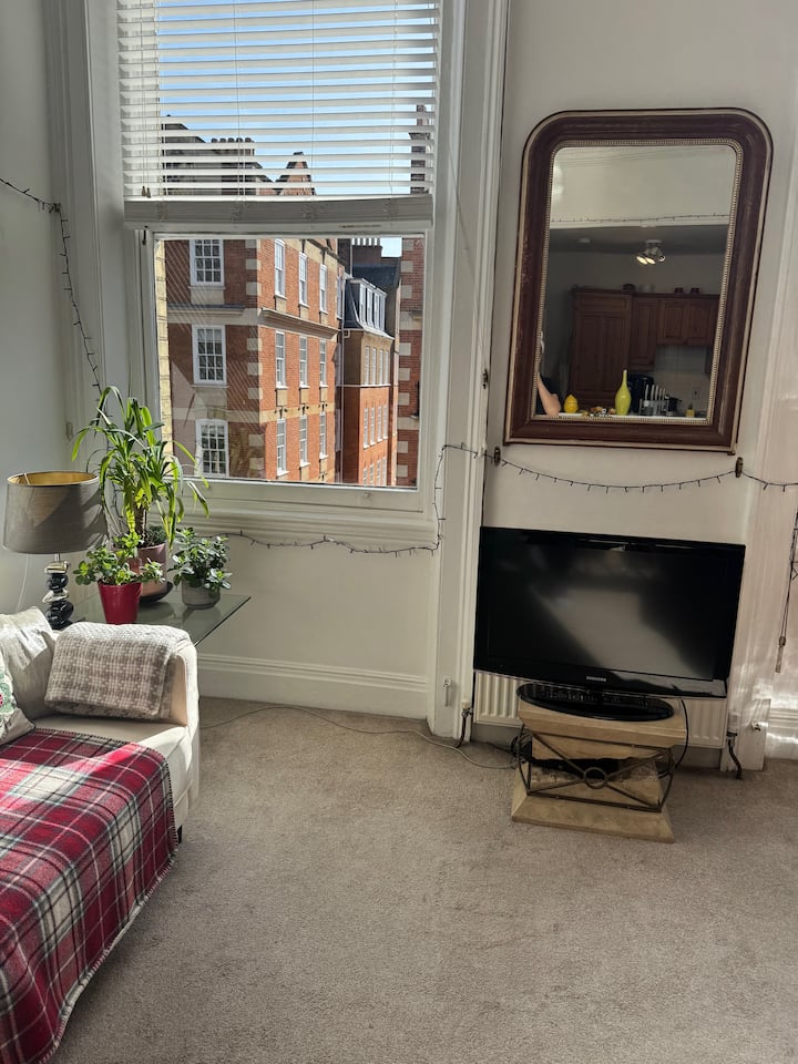 Bright 2-bed In Earl’s Court Sw5 | Piano | Lift