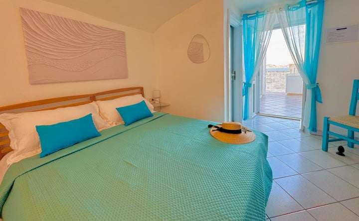 druga soba s ulazom izravno na terasu s pogledom na more:)