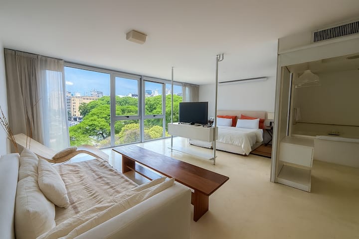 King suite with hot tub and park view