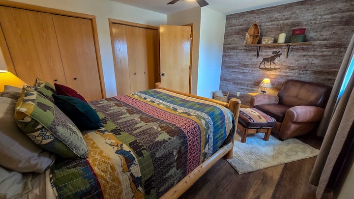 „Moose Room“ на горниот кат ја доловува рустикалната атмосфера на Монтана, а истовремено нуди извонредна удобност.