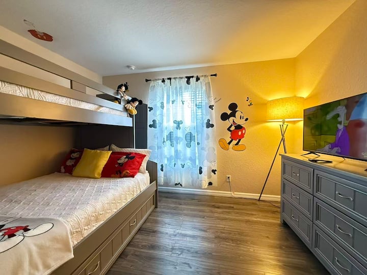 Dormitorio 3: litera en el dormitorio infantil con dos camas individuales y una cama de tamaño completo, TV y cómoda