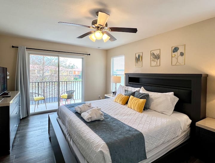 Dormitorio #1: balcón privado de orientación sur con vistas al lago desde el dormitorio principal en el segundo piso, TV inteligente nueva y baño privado.