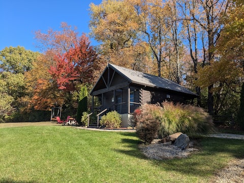 Emerald Log Cabin w/hot tub just for 2, great view