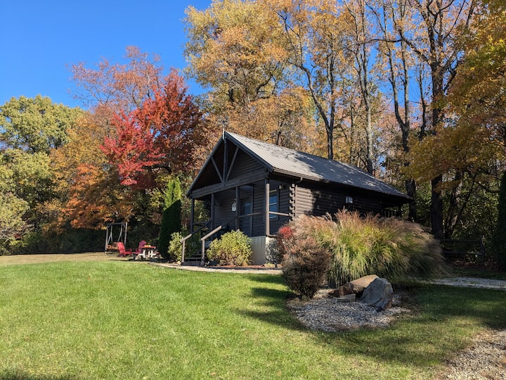 Emerald Log Cabin w/hot tub just for 2, great view