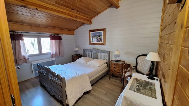 bračni krevet (140 cm) u glavnoj spavaćoj sobi