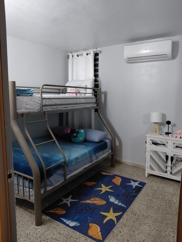 Kitanda kilicho hapa chini ni cha ukubwa wa kamili na kilicho hapo juu ni cha mapacha.
Ukiwa na AC.