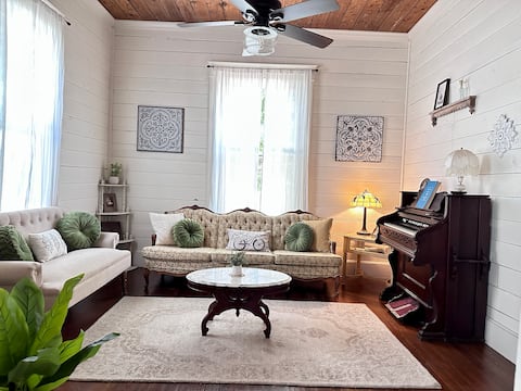 Top performing Airbnb: Bluebird Inn- close to Silo district/downtown/BU in Waco