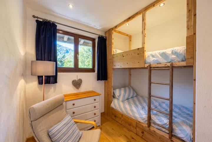 Les enfants adoreront cette chambre super confortable avec lits superposés, vue sur le jardin et un fauteuil de lecture douillet.