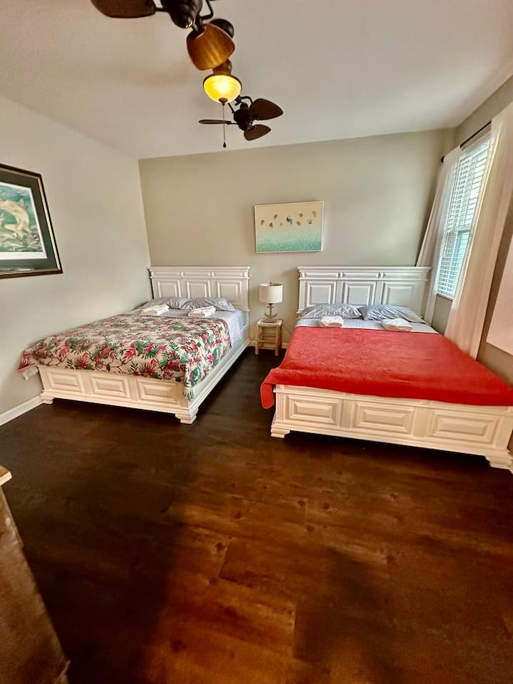 Dormitorios principales 2 camas tamaño queen en el baño del sitio 