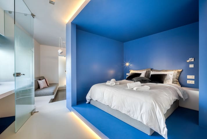 Athens Color Cube / Blue Apartment