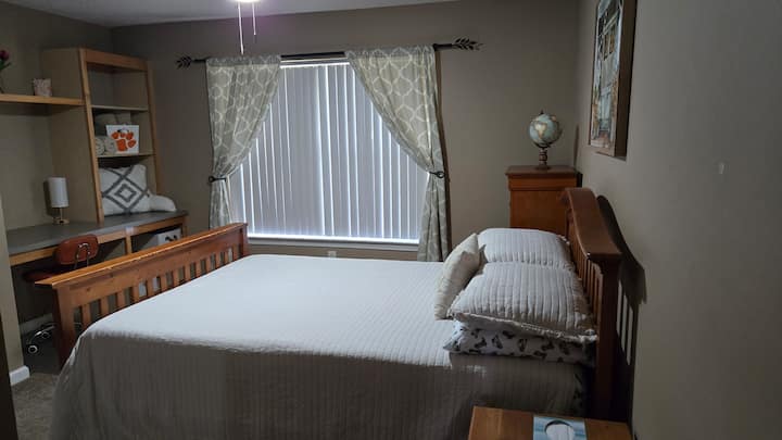 Dhoma e gjumit 3 me byro dhe stendë nate. 