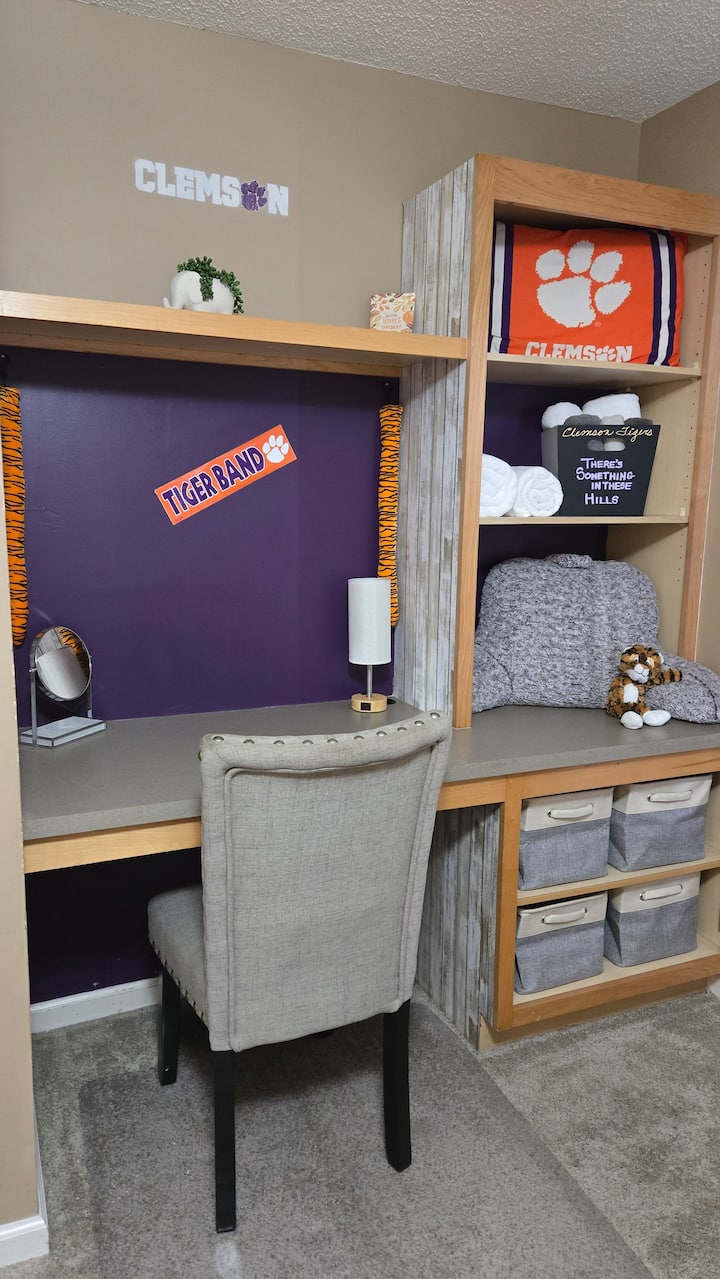 Dhoma e gjumit 1 hapësirë tavoline me bisht tigri (mos hiq asnjë dekor) dhe dekor tjetër Clemson. Shporta për rroba. Pasqyrë zmadhuese dhe abazhur me prekje. Jastëku i pasmë mund të përdoret, por JO jastëku Clemson ose tigër i mbushur...faleminderit.