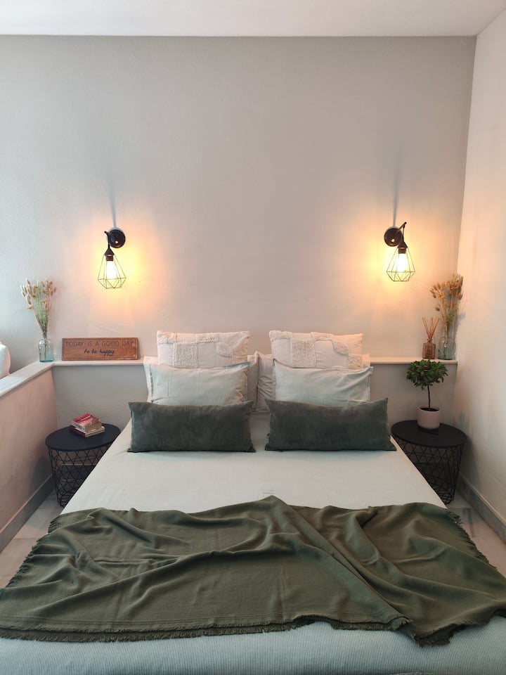 1.50米双人床，包括床上用品和毛巾。