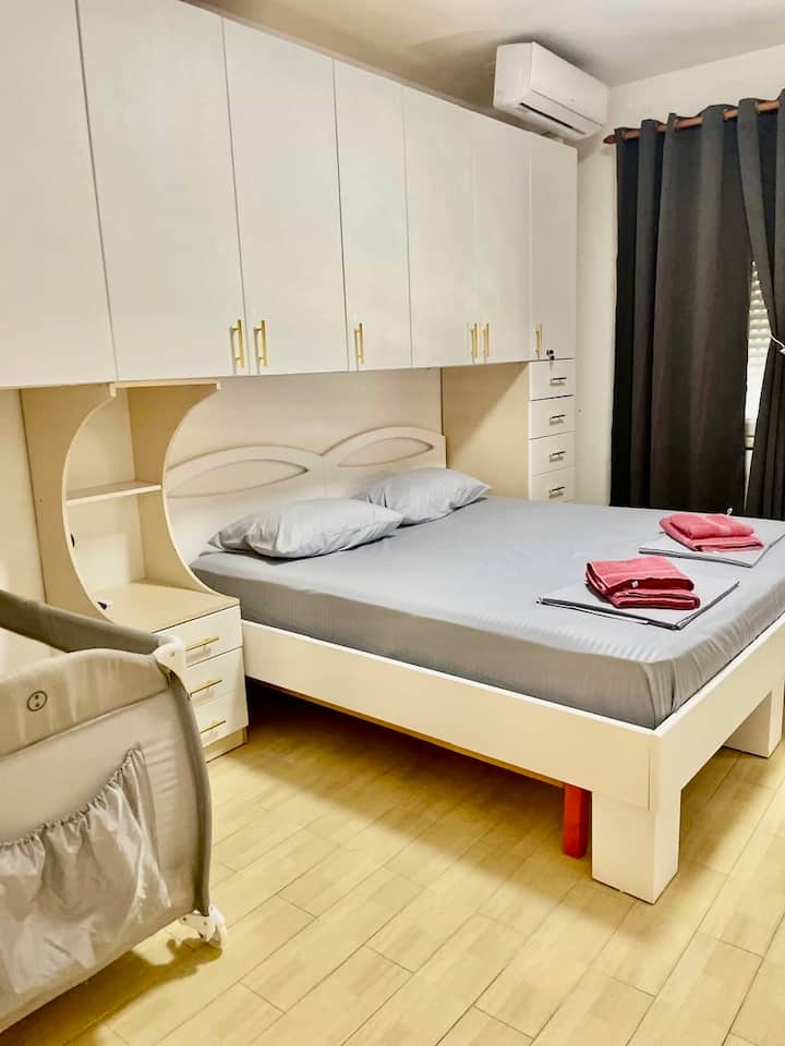 Chumba cha starehe kilicho na Kitanda aina ya King na Kitanda cha Mtoto

Chumba hiki kina kitanda cha ukubwa wa kifalme, dirisha lenye mwonekano wa bwawa na kitanda cha mtoto cha hiari kinachopatikana kwa watoto wenye umri wa miaka 0-4, kinachofaa kwa familia zinazosafiri na watoto wadogo.