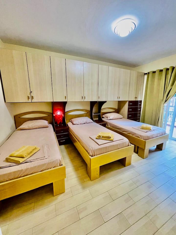  Chumba chenye nafasi tatu chenye Roshani ya Mwonekano wa Bwawa

Chumba hiki chenye starehe kina vitanda vitatu vya mtu mmoja, hifadhi nyingi na roshani ya kujitegemea yenye mwonekano wa bwawa. Inafaa kwa marafiki au familia zinazotafuta starehe na urahisi.