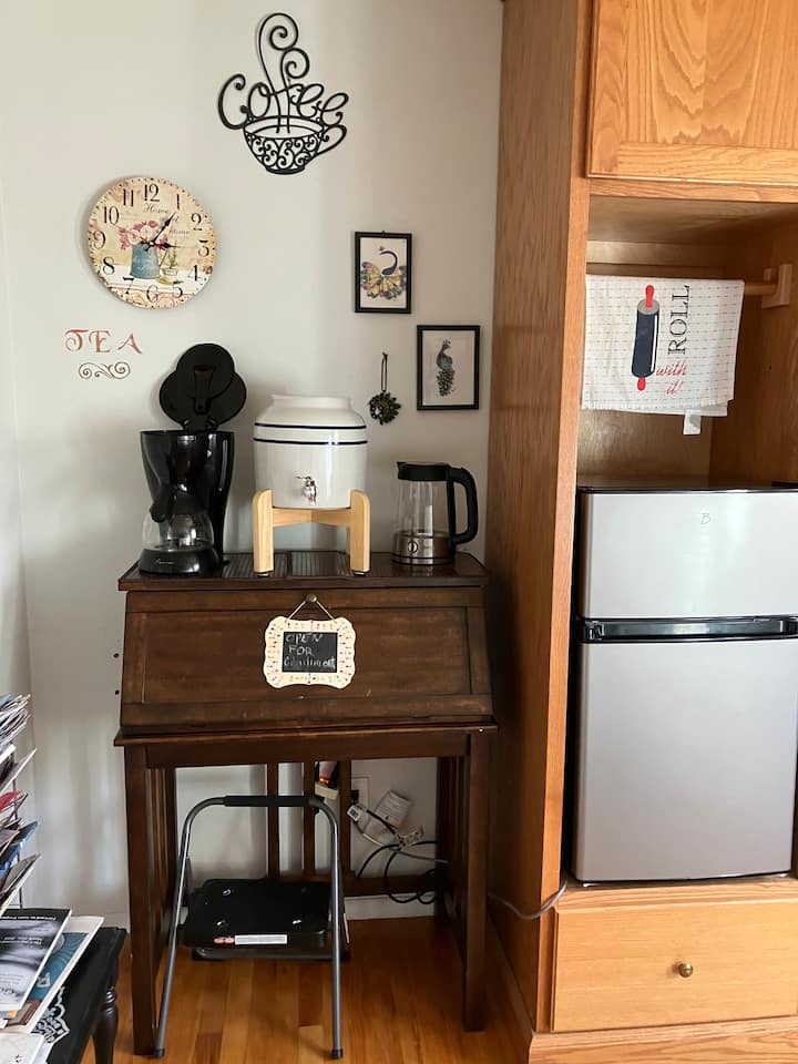 Peacock Theme Small Room - Colorado Springs, CO
