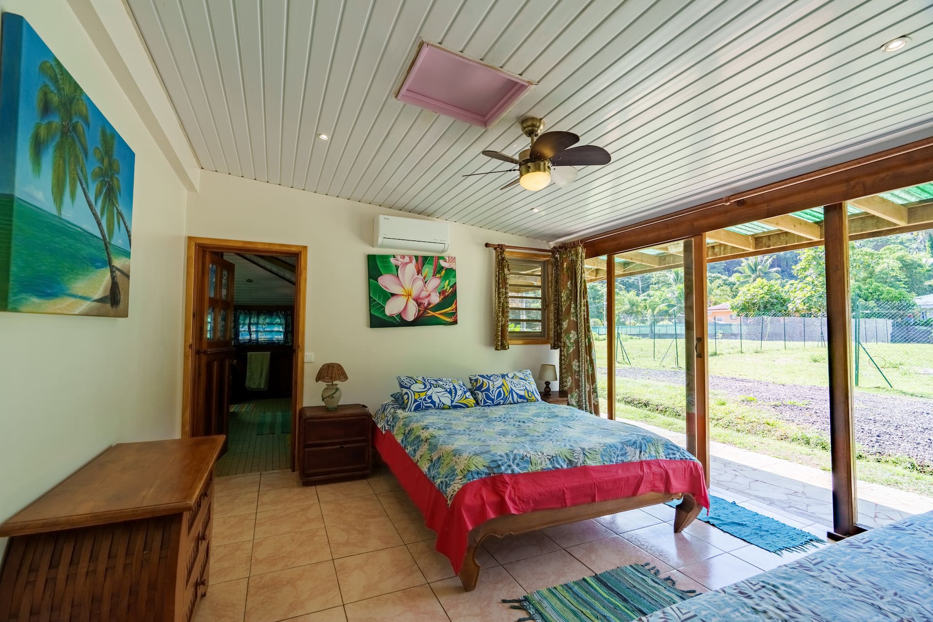 A/C bungalow with mountain view & Haapiti Surf access
